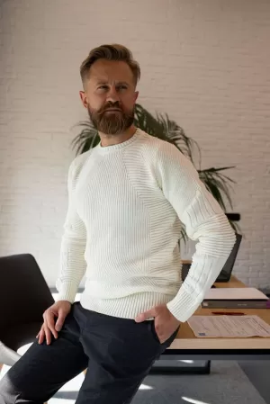 Knitted R-neck Sweater
