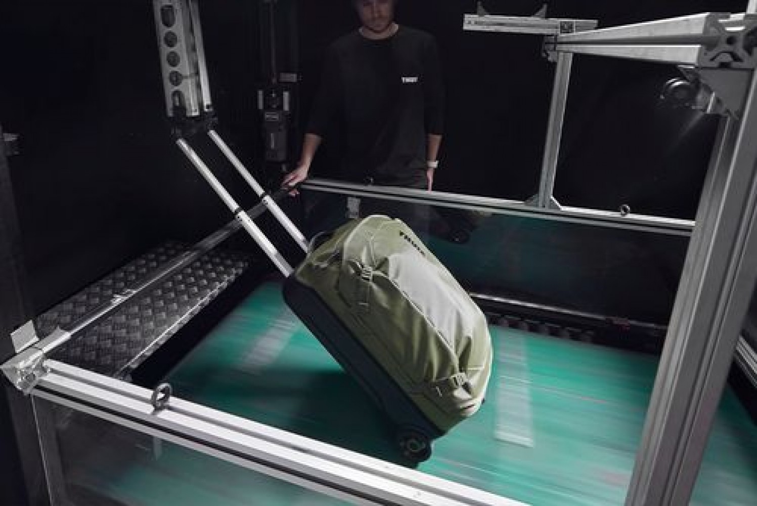 A Thule suitcase is being tested in the Thule test center durability test.